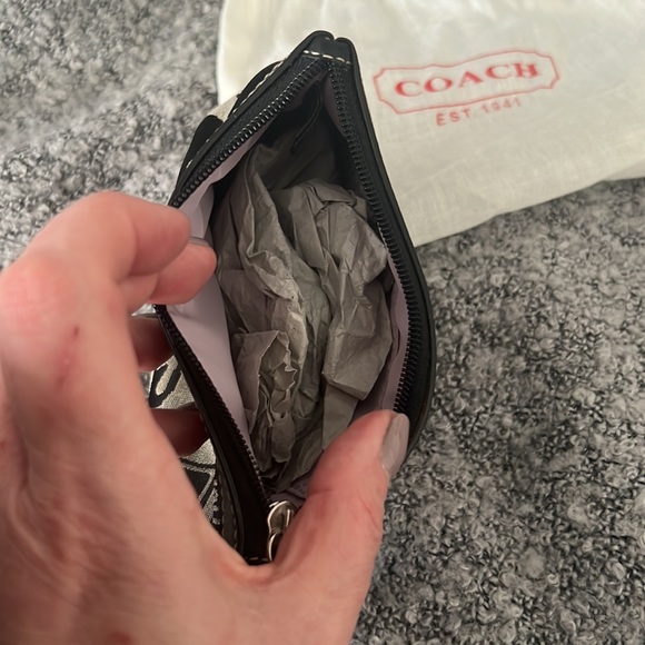 Classic COACH wristlet w dust bag - Picture 8 of 10